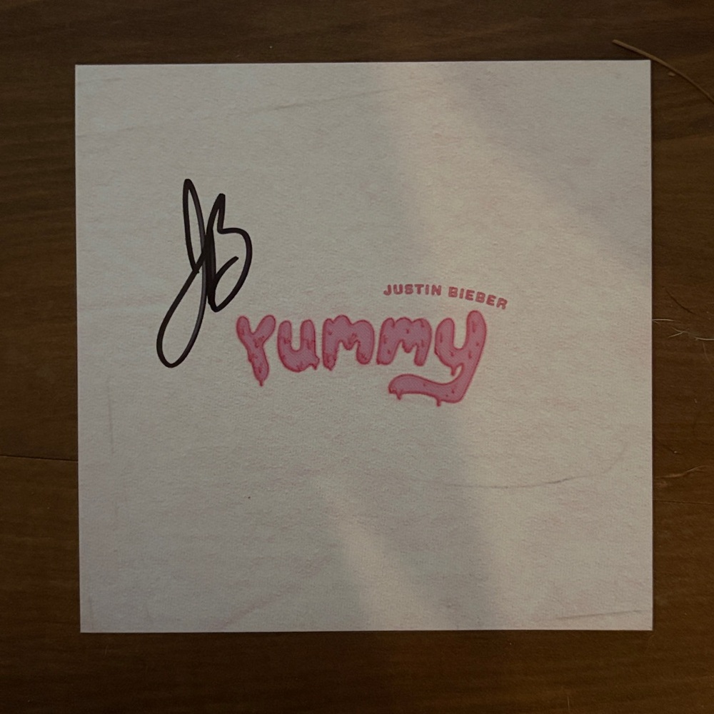 Justin Bieber- RARE   YUMMY hand signed in sharpie small poster no CD